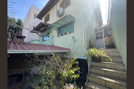 Casa à venda com 220m², 3 quartos e 5 vagas Casa à venda com 220m², 3 quartos e 5 vagasQuintal