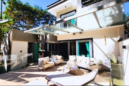 Casa à venda com 660m², 4 quartos e 10 vagas Casa à venda com 660m², 4 quartos e 10 vagasFoto 02