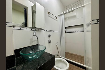 Banheiro social de kitnet/studio para alugar com 1 quarto, 40m² em Copacabana, Rio de Janeiro