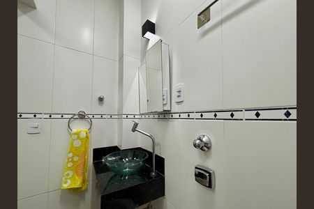 Banheiro social de kitnet/studio para alugar com 1 quarto, 40m² em Copacabana, Rio de Janeiro
