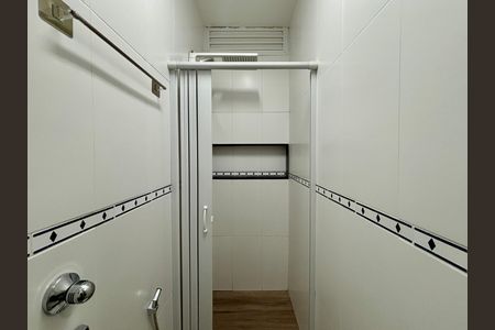 Banheiro social de kitnet/studio para alugar com 1 quarto, 40m² em Copacabana, Rio de Janeiro