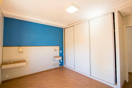 Casa à venda com 210m², 5 quartos e 2 vagasSuíte 4