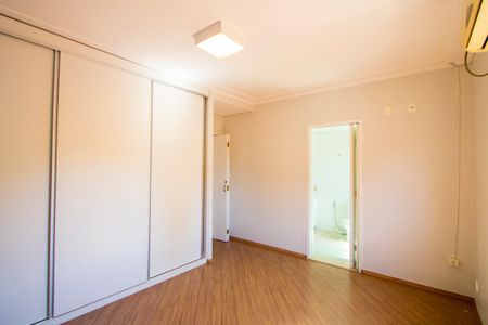 Casa à venda com 210m², 5 quartos e 2 vagasSuíte 4