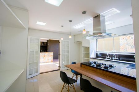 Casa à venda com 210m², 5 quartos e 2 vagasCozinha