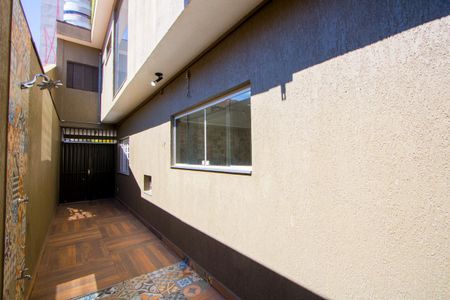 Casa à venda com 210m², 5 quartos e 2 vagasCorredor externo