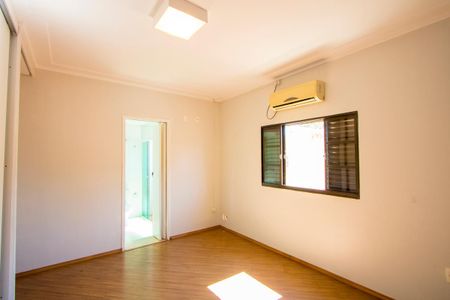 Casa à venda com 210m², 5 quartos e 2 vagasSuíte 4