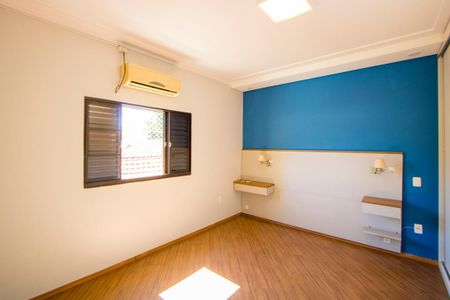 Casa à venda com 210m², 5 quartos e 2 vagasSuíte 4