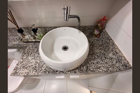 Apartamento à venda com 81m², 2 quartos e 1 vaga Apartamento à venda com 81m², 2 quartos e 1 vagaBanheiro Social