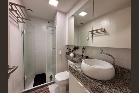Apartamento à venda com 81m², 2 quartos e 1 vaga Apartamento à venda com 81m², 2 quartos e 1 vagaBanheiro Social