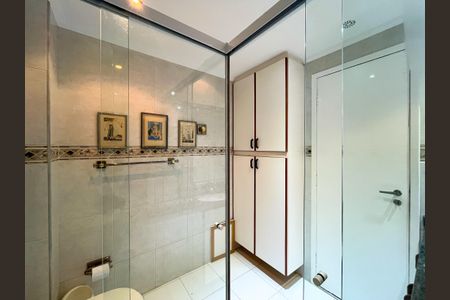 Apartamento à venda com 110m², 2 quartos e 3 vagasBanheiro Social