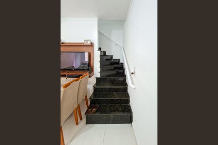 Casa de condomínio à venda com 60m², 2 quartos e 1 vagaEscada