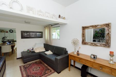 Sala de casa à venda com 3 quartos, 385m² em Monte Castelo, Contagem