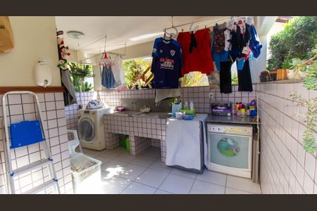 Casa de condomínio à venda com 100m², 4 quartos e sem vagaLavanderia