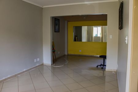 Sala de casa de condomínio para alugar com 2 quartos, 80m² em Cemucam, Cotia