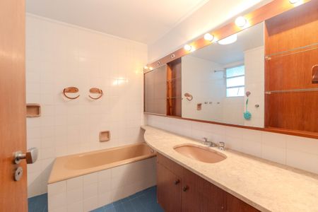 Apartamento à venda com 140m², 3 quartos e 2 vagas Apartamento à venda com 140m², 3 quartos e 2 vagasBanheiro da Suíte 1