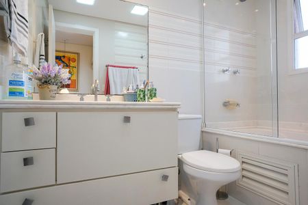 Apartamento à venda com 184m², 3 quartos e 3 vagasBanheiro da Suíte 1