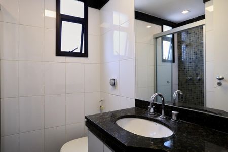 Apartamento à venda com 268m², 4 quartos e 6 vagasBanheiro da Suíte 1