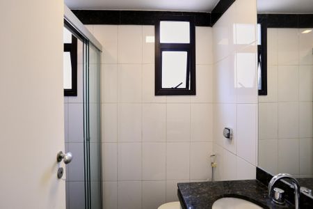 Apartamento à venda com 268m², 4 quartos e 6 vagasBanheiro da Suíte 1
