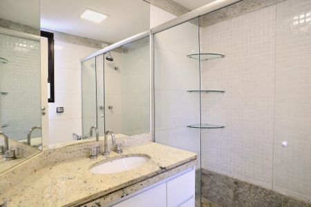 Apartamento à venda com 268m², 4 quartos e 6 vagasBanheiro da Suíte 2