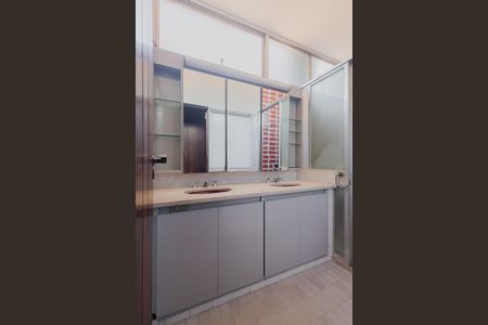 Casa à venda com 570m², 4 quartos e 5 vagasBanheiro