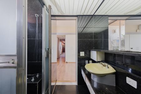 Casa à venda com 570m², 4 quartos e 5 vagasBanheiro da Suíte