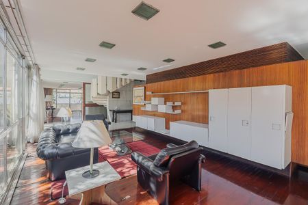 Casa à venda com 570m², 4 quartos e 5 vagasSala