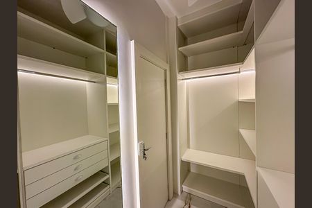 Apartamento à venda com 75m², 2 quartos e sem vagaCloset da suíte
