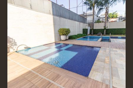 Apartamento à venda com 209m², 3 quartos e 4 vagas Apartamento à venda com 209m², 3 quartos e 4 vagasÁrea comum - Piscina
