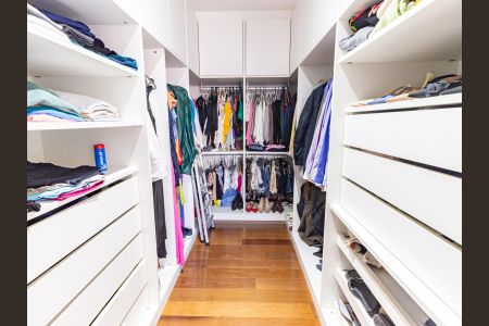 Apartamento à venda com 209m², 3 quartos e 4 vagas Apartamento à venda com 209m², 3 quartos e 4 vagasSuíte 1 - Closet