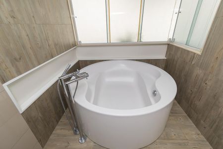 Casa à venda com 398m², 6 quartos e 4 vagasBanheiro da Suíte 3 - Hidromassagem