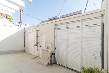 Casa à venda com 398m², 6 quartos e 4 vagasGaragem - Portões da garagem