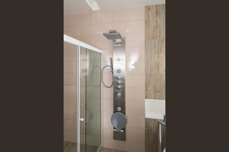 Casa à venda com 398m², 6 quartos e 4 vagasBanheiro da Suíte 3 - Sauna vertical