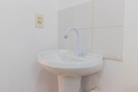 Banheiro de apartamento à venda com 1 quarto, 36m² em Cavalhada, Porto Alegre