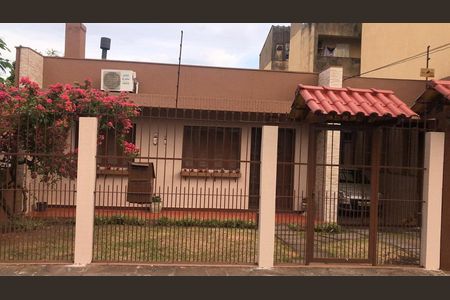 Casa à venda com 280m², 4 quartos e 5 vagas Casa à venda com 280m², 4 quartos e 5 vagasFachada