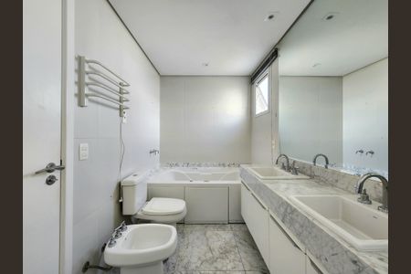 Apartamento à venda com 357m², 4 quartos e 5 vagasBanheiro da Suíte 4
