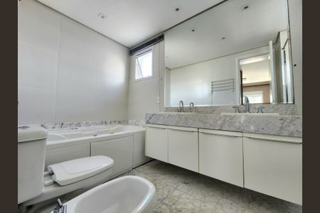 Apartamento à venda com 357m², 4 quartos e 5 vagasBanheiro da Suíte 4