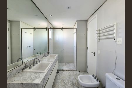 Apartamento à venda com 357m², 4 quartos e 5 vagasBanheiro da Suíte 4