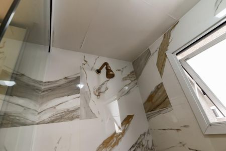 Apartamento à venda com 76m², 2 quartos e 2 vagas Apartamento à venda com 76m², 2 quartos e 2 vagasBanheiro da Suíte