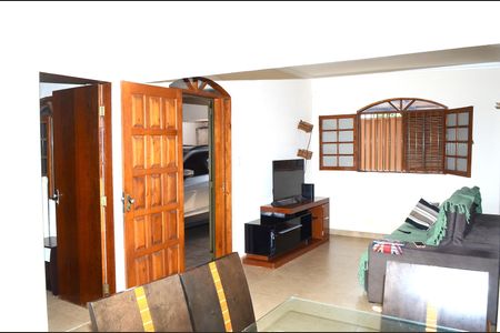 Sala de casa à venda com 4 quartos, 250m² em Goiânia, Belo Horizonte