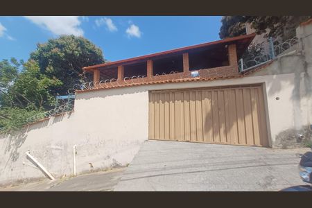 Casa à venda com 250m², 4 quartos e 3 vagas Casa à venda com 250m², 4 quartos e 3 vagasFachada