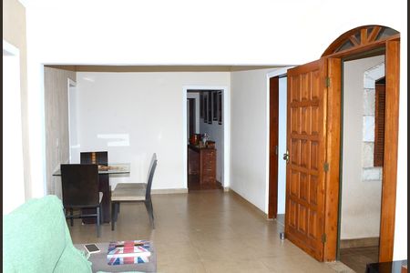 Sala de casa à venda com 4 quartos, 250m² em Goiânia, Belo Horizonte