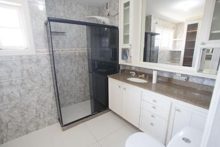 Casa de condomínio para alugar com 510m², 7 quartos e 3 vagas Casa de condomínio para alugar com 510m², 7 quartos e 3 vagasBanheiro da Suíte 2