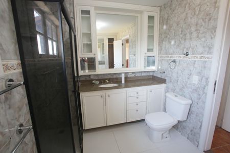 Casa de condomínio para alugar com 510m², 7 quartos e 3 vagasBanheiro da Suíte 2