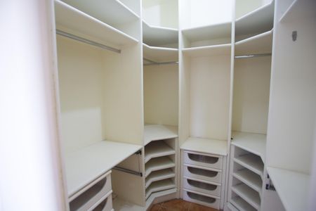 Casa de condomínio para alugar com 510m², 7 quartos e 3 vagasCloset da Suíte 2