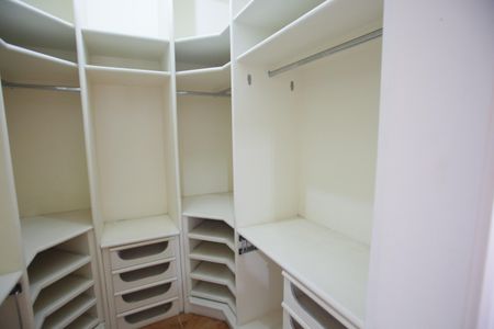 Casa de condomínio para alugar com 510m², 7 quartos e 3 vagas Casa de condomínio para alugar com 510m², 7 quartos e 3 vagasCloset da Suíte 2