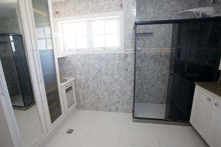 Casa de condomínio para alugar com 510m², 7 quartos e 3 vagasBanheiro da Suíte 2