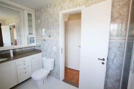 Casa de condomínio para alugar com 510m², 7 quartos e 3 vagasBanheiro da Suíte 2