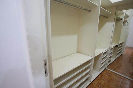 Casa de condomínio para alugar com 510m², 7 quartos e 3 vagasCloset da Suíte 3