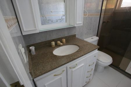 Casa de condomínio para alugar com 510m², 7 quartos e 3 vagasBanheiro da Suíte 1