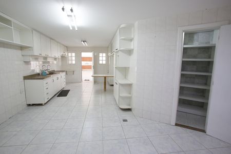 Casa de condomínio para alugar com 510m², 7 quartos e 3 vagasCozinha